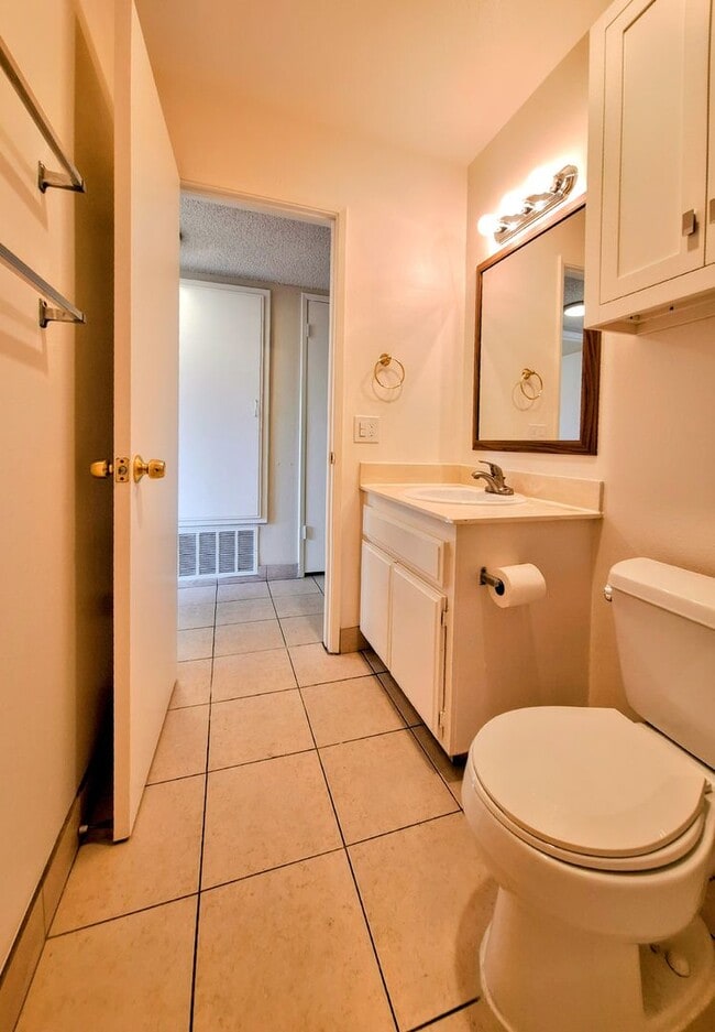 Building Photo - Beautifully Remodeled Second Floor Condo A...