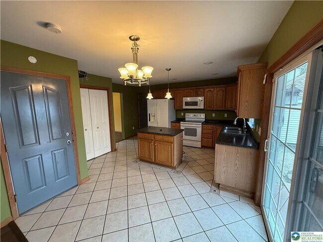 Building Photo - 4 bedroom 2.5 bathroom