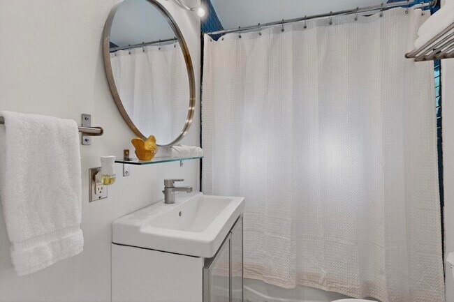 Building Photo - 1640 Stanford Dr NE