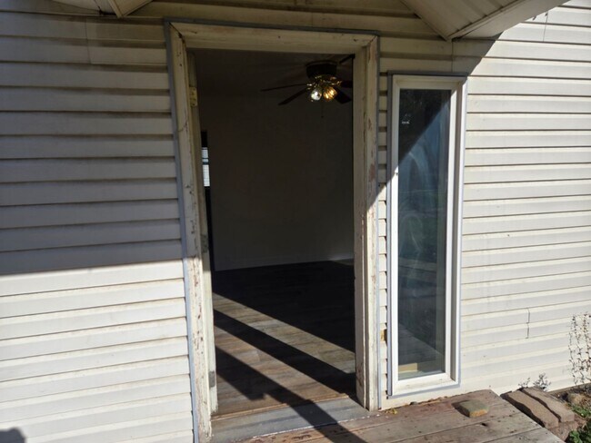 Building Photo - Northside Spokane! Available Now! Move In Special!!