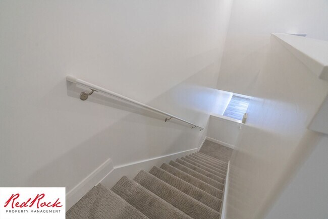 Building Photo - Stunning Spacious 3 Bedroom Unit