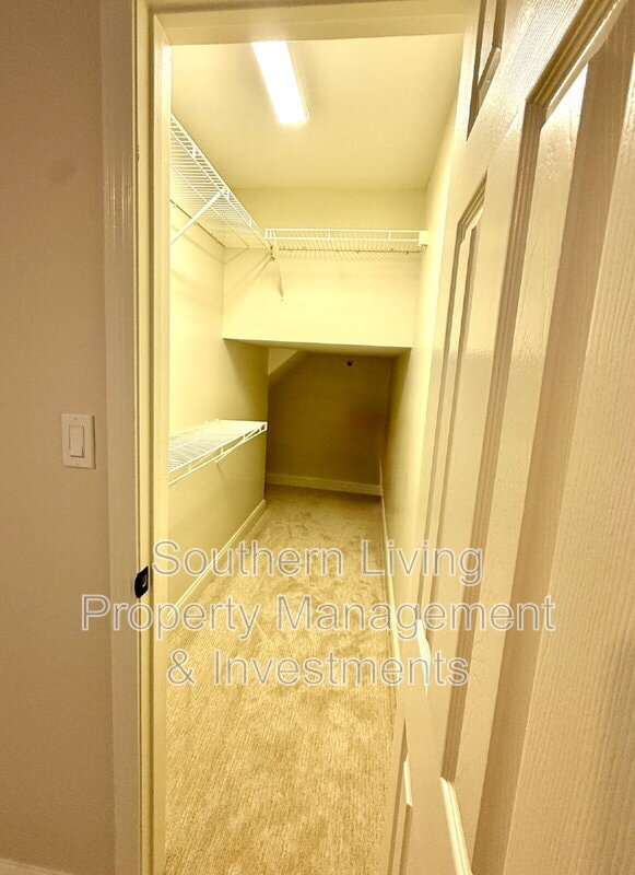 Building Photo - 8811 Roseton Ln