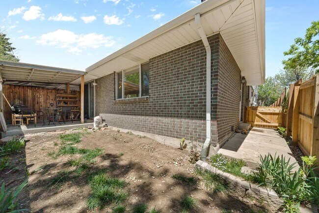 Building Photo - Recently Updated 2BA, 1.5BA Condo with Fen...