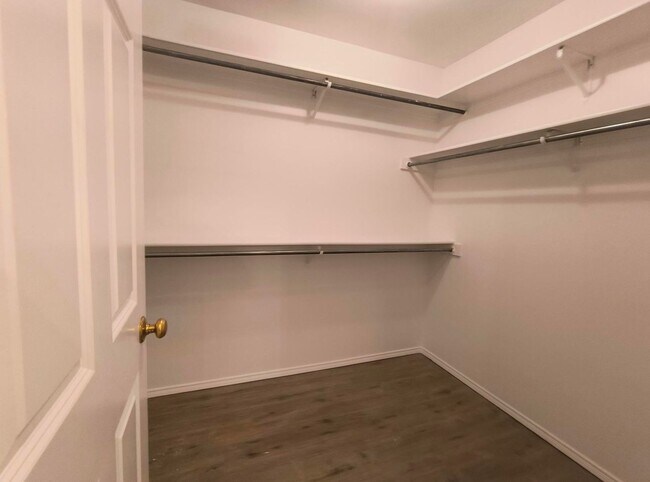 Building Photo - Beautiful and Spacious 3 bedroom, 2 bath h...