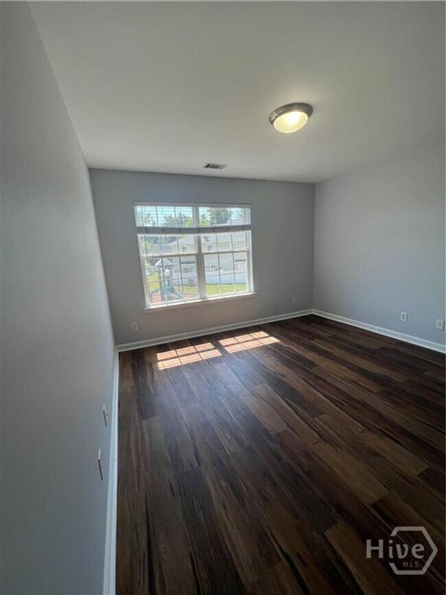 Building Photo - 4 bed, 2.5 bath townhouse