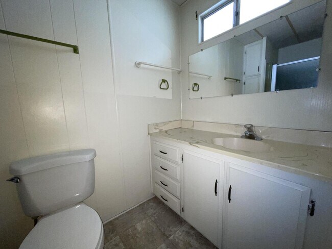 Building Photo - 2 bed 2 bath close to the river.