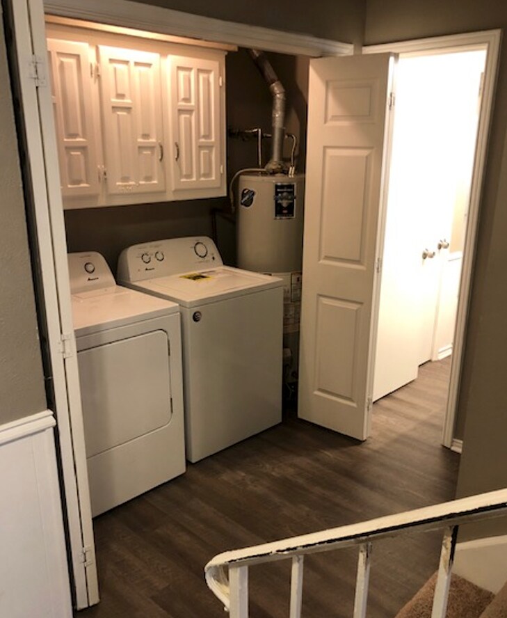 Building Photo - 1806 Camelot Cv