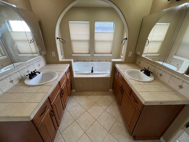 Building Photo - Spacious Ranch Style in Flying Horse with INCREDIBLE VIEWS of Pikes Peak!