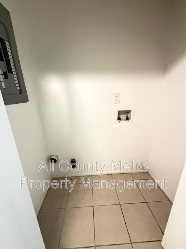 Building Photo - 2539 Ridgewood Ave