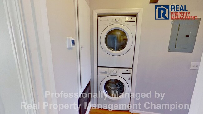 Building Photo - 2 BD/2 BA Upper Unit Condo with Spacious a...