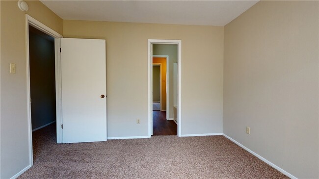 Building Photo - 307 Manuel Dr