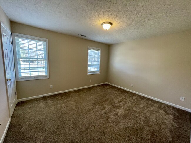 Building Photo - 125 Primrose Ln