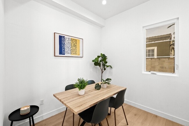 Building Photo - Bright and Spacious Newly Renovated Townhome | 5 Bedroom | 5 Bathroom | Parking Included