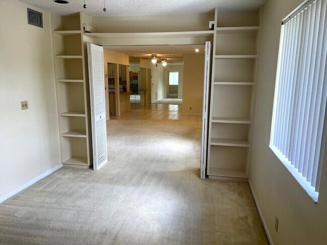 Building Photo - 531 Shady Pine Way