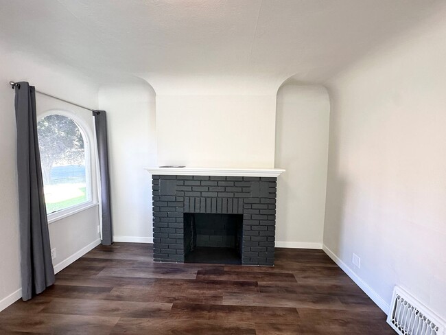 Building Photo - Adorable remodeled in 2023 2 bedroom 1 bathroom duplex available soon!