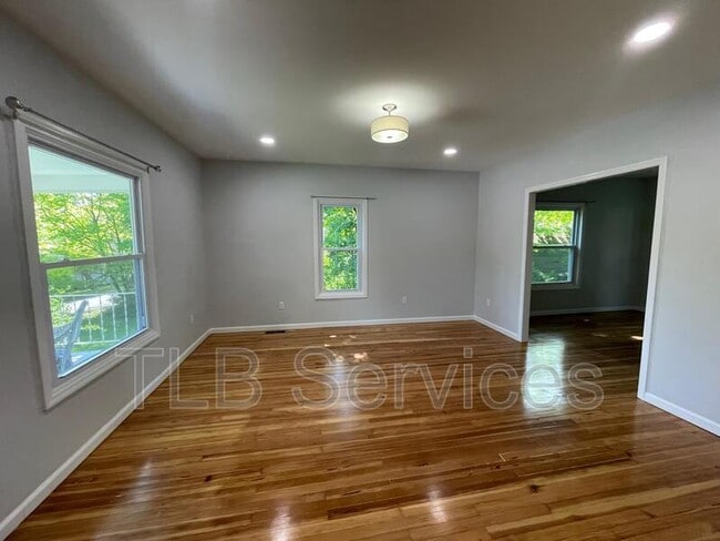 Building Photo - 402 Electric St