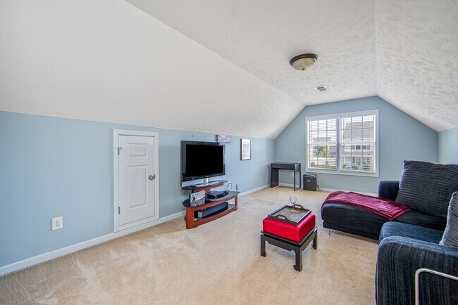 Building Photo - Good size home East of Raeford