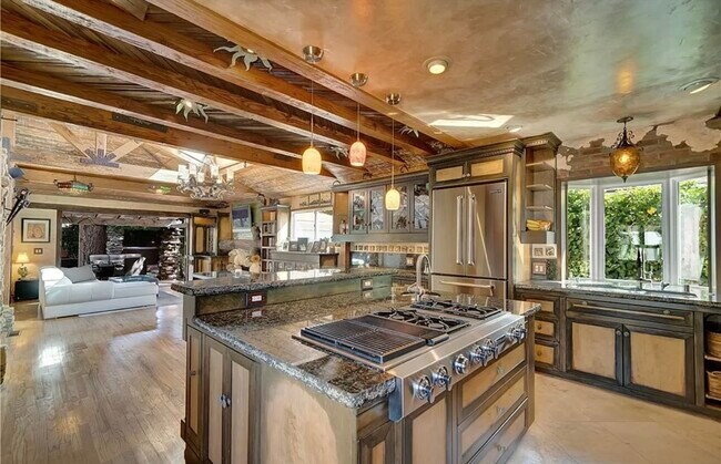 Building Photo - 4984 Topanga Canyon Blvd