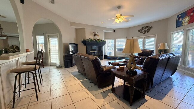 Building Photo - 13806 Primavera Dr