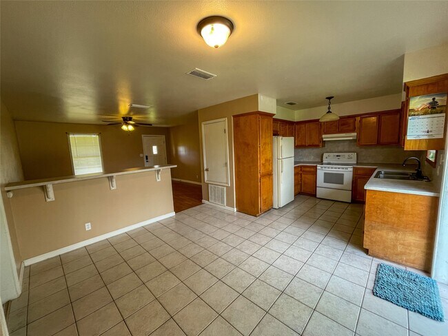 Building Photo - 401 Anderson Rd