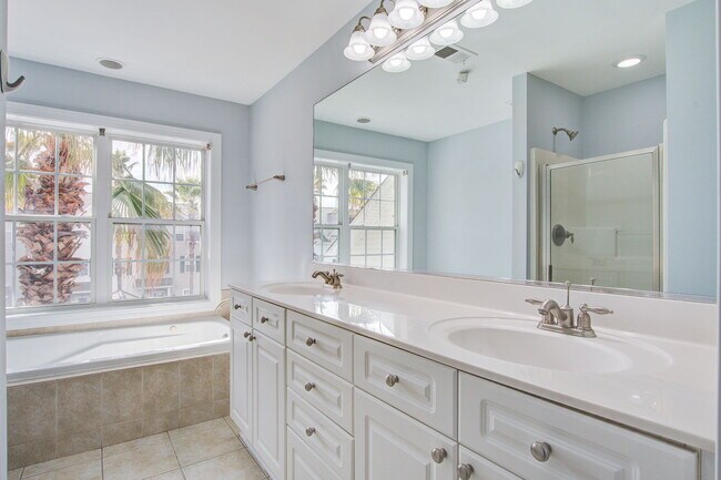 Building Photo - 4902 Lake Palmetto Ln