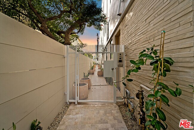 Building Photo - 755 N Alfred St