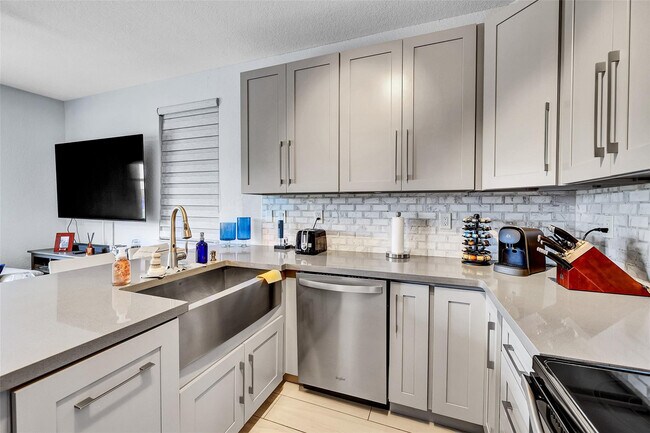 Building Photo - 150 Jacaranda Country Club Dr