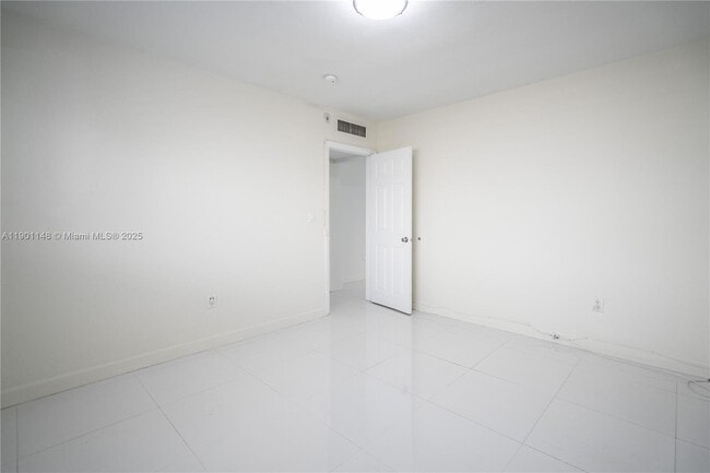 Building Photo - 1940 Biarritz Dr