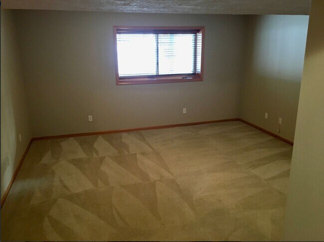 Building Photo - Adorable 2 bed 2 bath in Forest Hills Dist...