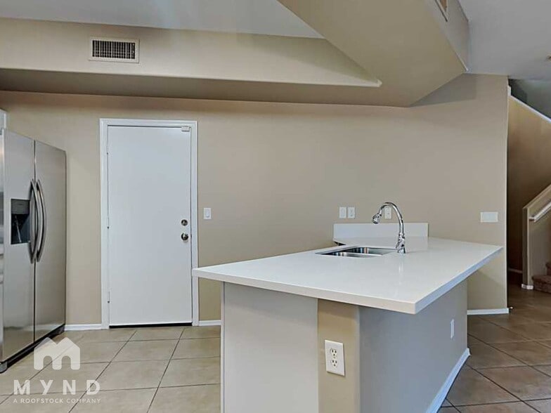 Building Photo - 9924 E Edgewood Ave