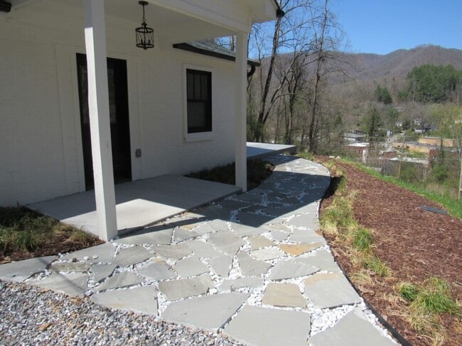 Building Photo - $1,800 - 2 Bed/2Bath Newly Renovated Unfurnished House Overlooking Downtown Sylva