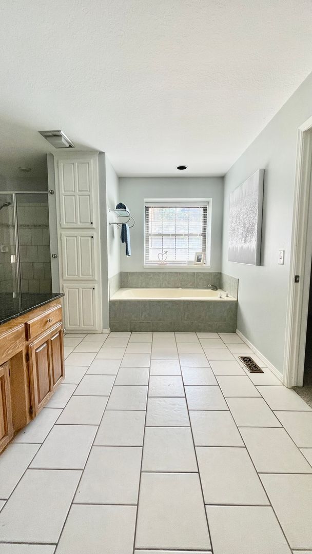 Building Photo - Gorgeous Pool Home w/ 4bd /2.5ba/Fireplace