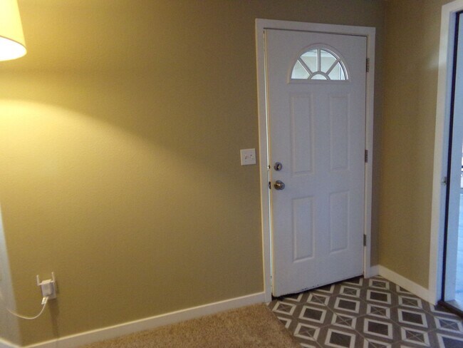 Building Photo - Three Bedroom on quiet cul-de-sac!