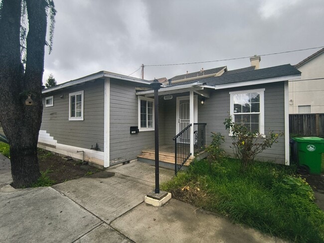 Building Photo - 2Bed/1Bath Single Family Home Located In Private Area Near East 14th St. San Leandro, Ca.