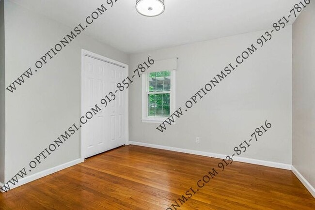 Building Photo - Available NOW in Raytown