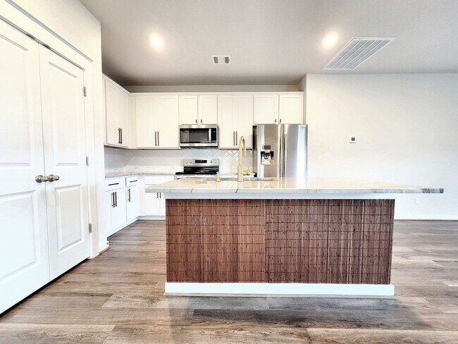 Building Photo - Beautiful 3-Bedroom, 2-Bath Modern Home fo...
