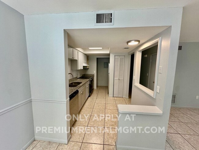 Building Photo - Spacious 2 bedroom on the first level