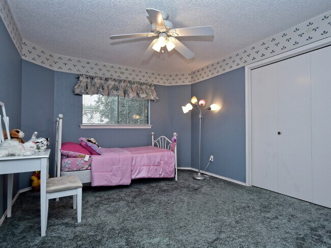 Building Photo - BEAUTIFUL 4 BEDROOM / 2.5 BATH HOME IN MAPLE RUN - FURNISHED