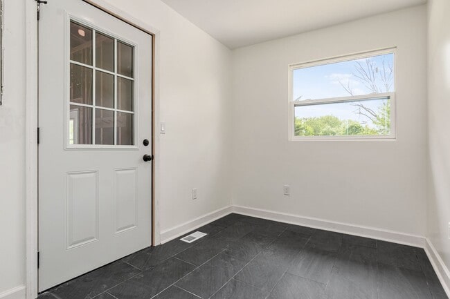 Building Photo - London Property