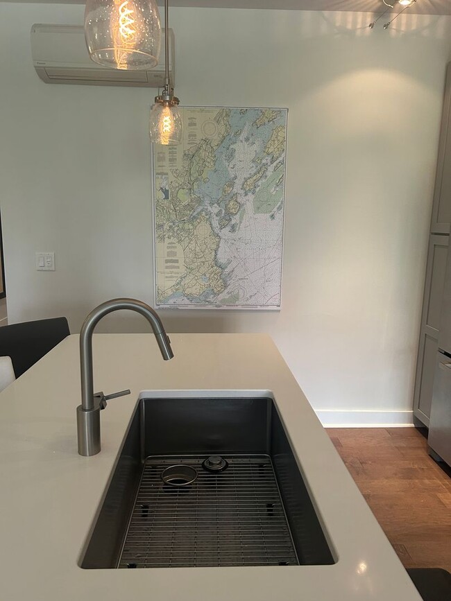 Building Photo - Gorgeous Fully Furnished 2BR/1BA Condo Ava...