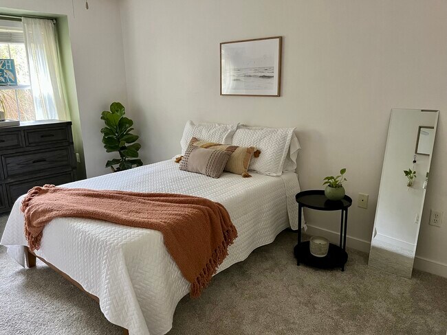 Bedroom 2 - 423 Twin Lakes Ln