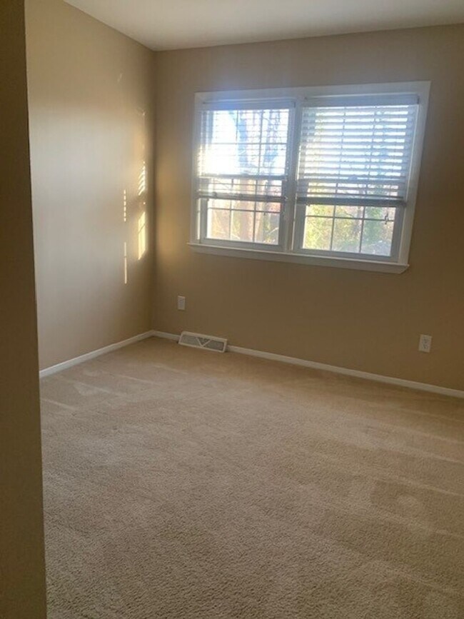 Building Photo - Large 3 Bedroom 2.5 Bath Townhome in Prime Location