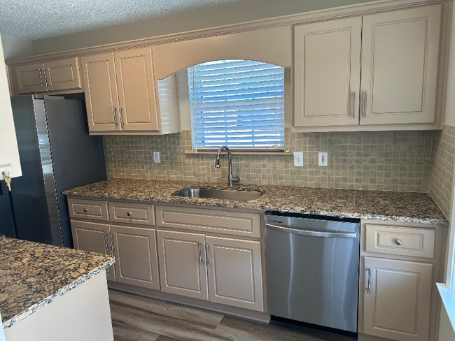 Building Photo - 1633 Summerwoods Cir