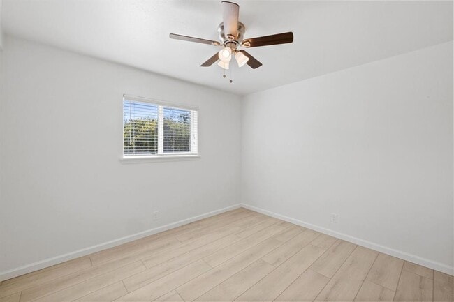 Building Photo - 806 E 13th St