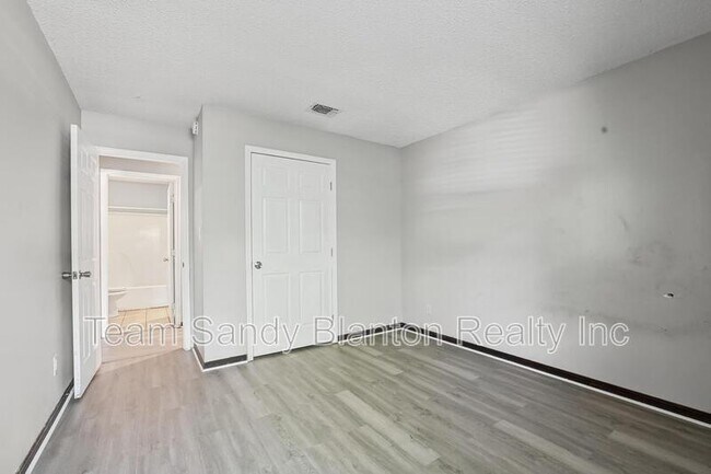 Building Photo - 455 Stara Cir