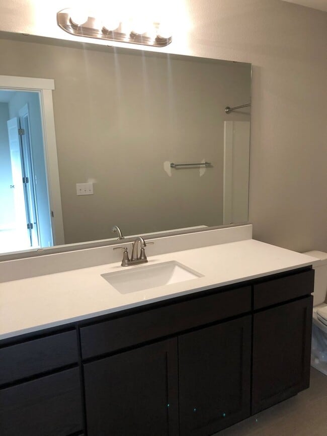 Building Photo - 3 bedroom/2.5 bathroom Townhome on Cul-de-Sac