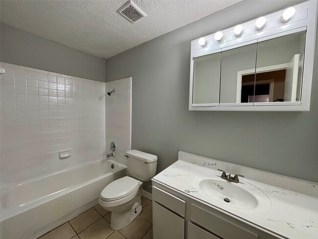 Building Photo - 15846 Blueridge Rd