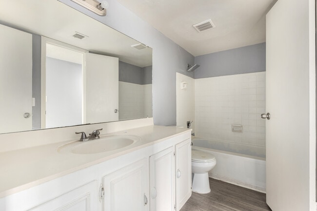 Building Photo - 2413 W Hazelwood St