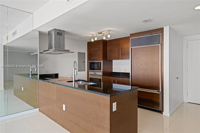Building Photo - 495 Brickell Ave