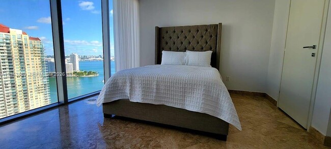 Building Photo - 1300 Brickell Bay Dr